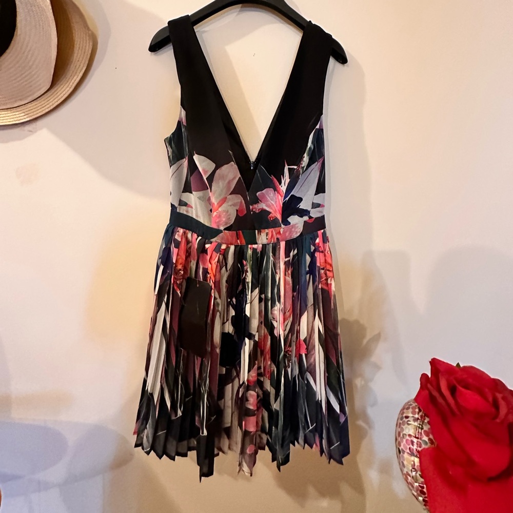Mid Bebe night out/ cocktails dress with zipper in the back, new with tags.